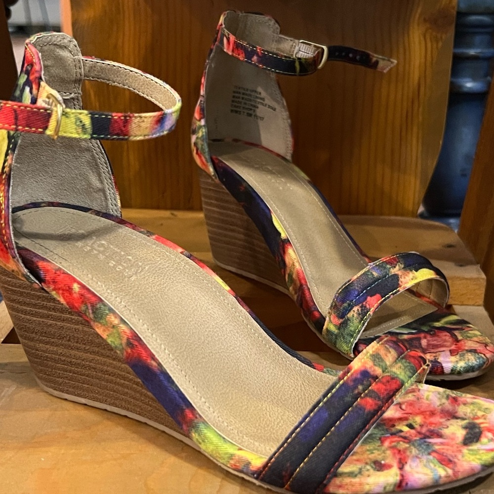 Kenneth Cole Reaction Ankle Strap Wedge Sandals Shoes Open Toes Floral Size 7.5
